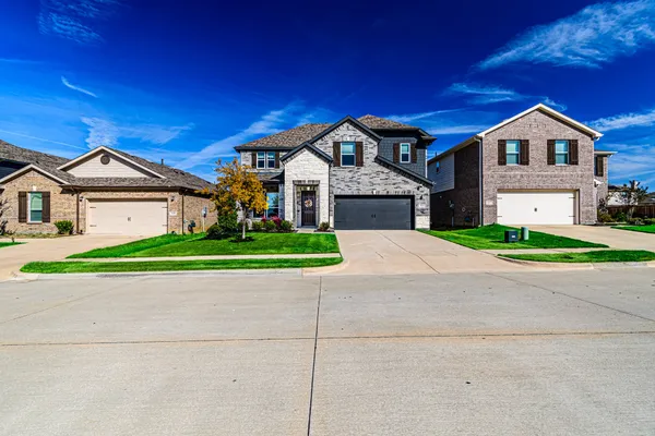 933 W DR