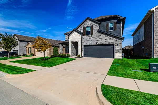 933 W DR