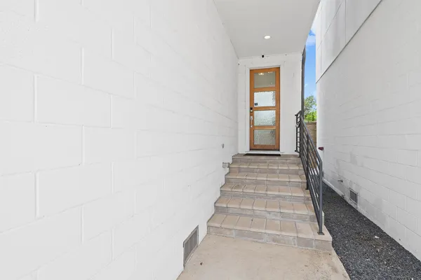 2239 N MACGREGOR WAY