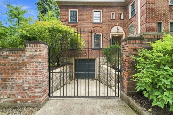 4342 CENTRE AVE