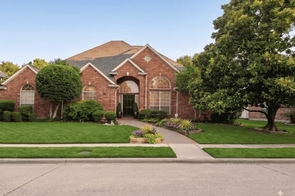 311 PECAN HOLLOW DR