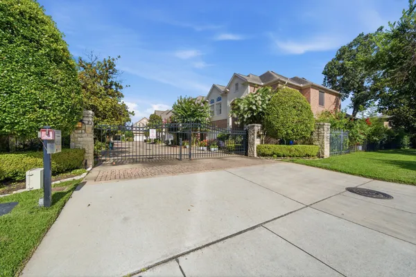 1308 WHISPERING PINES DR