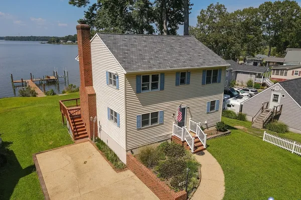 147 BEACH DR