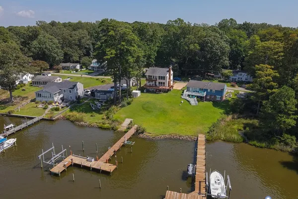 147 BEACH DR