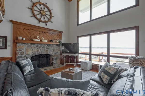 147 BEACH DR
