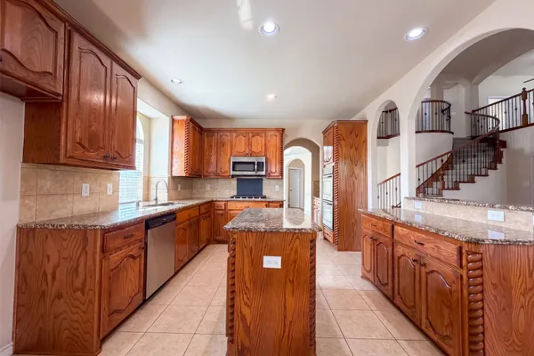 409 LONE OAK CT