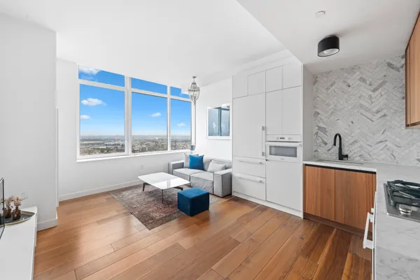 21 INDIA ST 32F