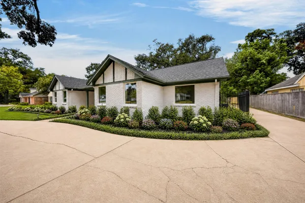 2126 CHIMNEY ROCK RD