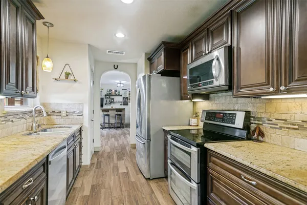2213 BRESEE DR