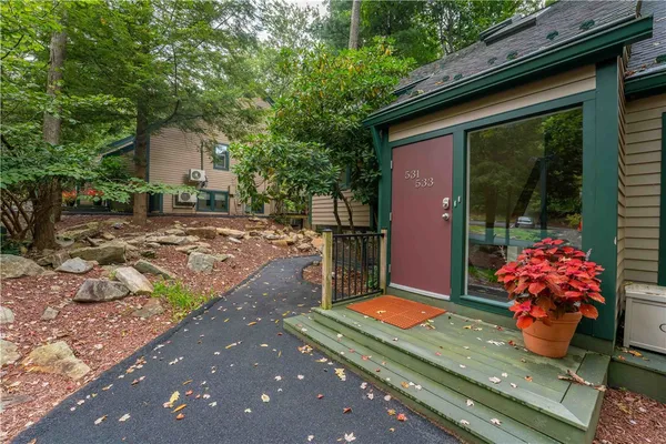 531-533 LAUREL POND