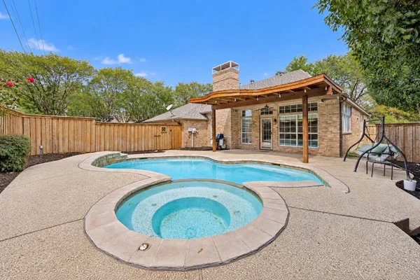 821 SHOREWOOD DR