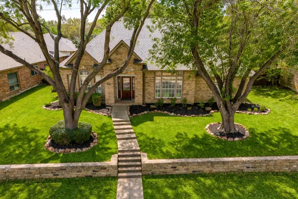 821 SHOREWOOD DR