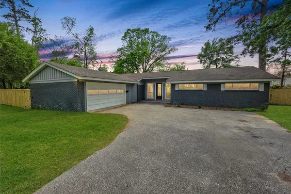 910 ROYAL OAK DR
