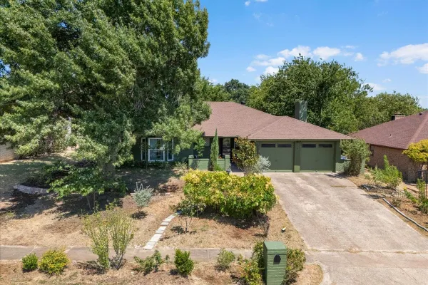 208 PEBBLESTONE DR
