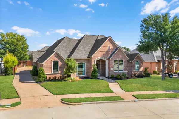 302 SKYLINE DR