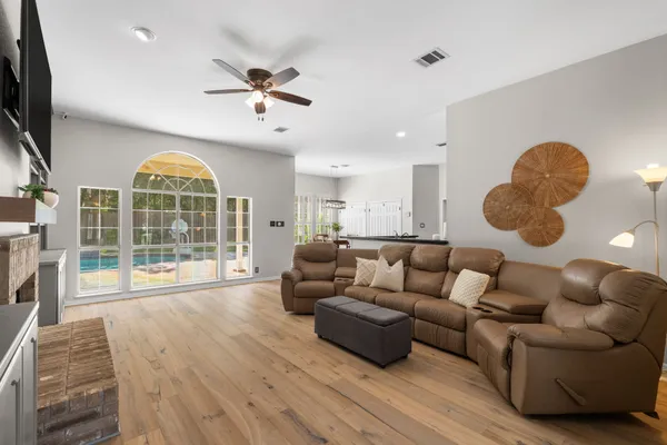819 BLUE SPRING CIR