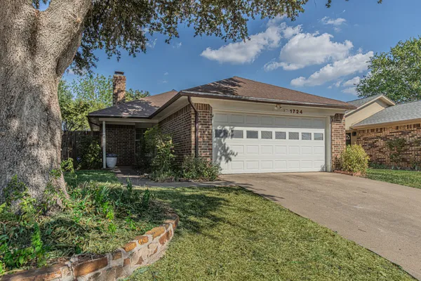 1724 RED BUD LN