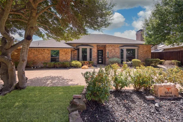 5804 STEEPLECHASE DR