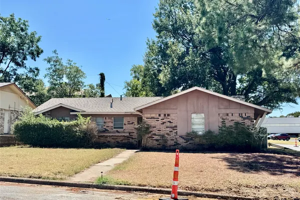 1114 PAULA DR