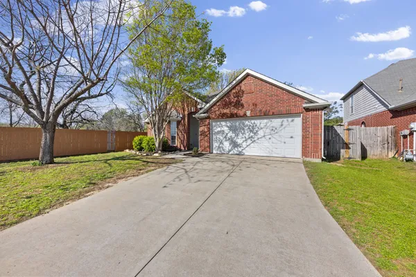 814 LAKE BLUFF DR