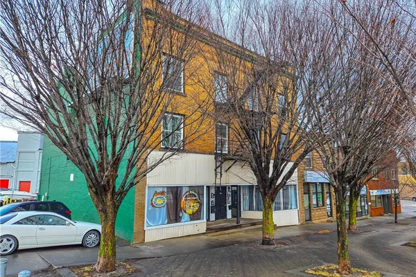 1058 E MAIN ST