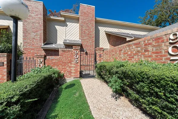 905 CEDARLAND BLVD