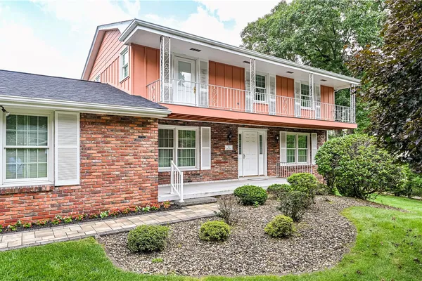 10 HOLLY DR