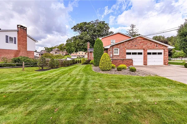 10 HOLLY DR