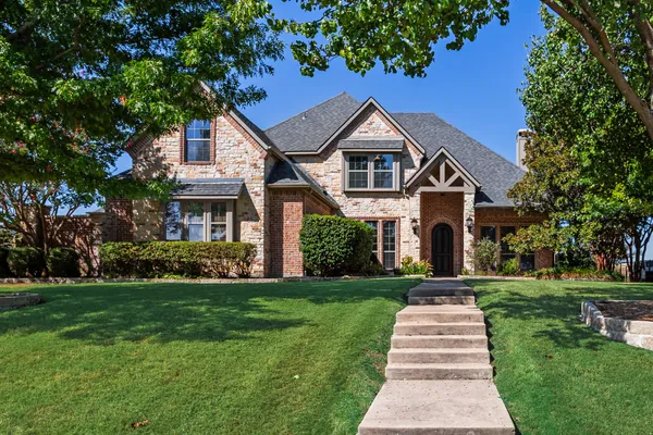148 STONELEIGH DR