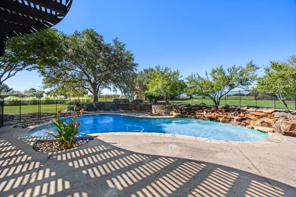 148 STONELEIGH DR