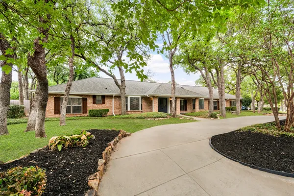 2 LAKE FOREST CT