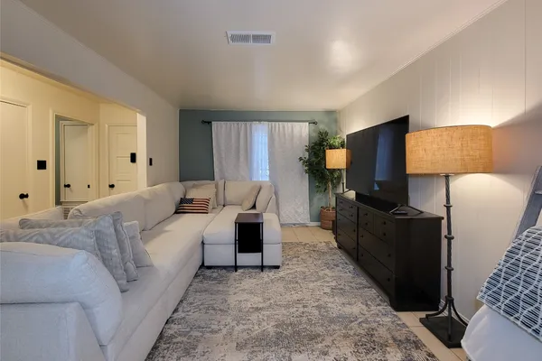 118 W VASHTI DR