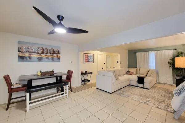 118 W VASHTI DR
