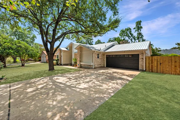 4001 BURR OAK LN