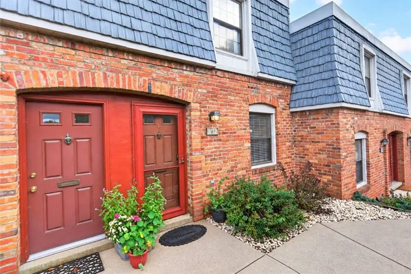 1112 PENNSBURY BLVD