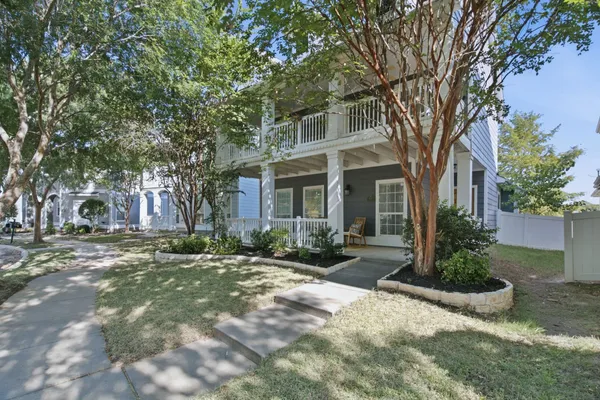 909 CHARLESTON LN
