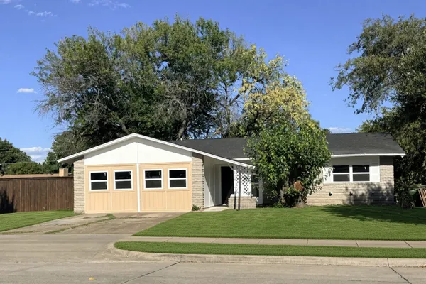 618 N YALE DR