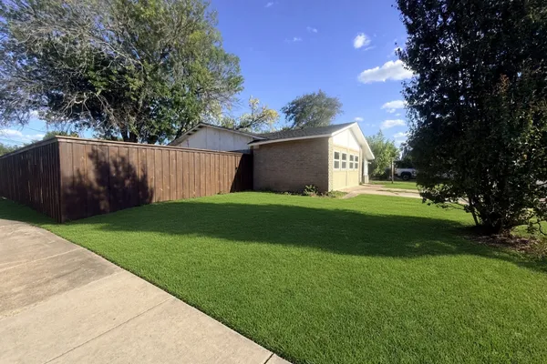 618 N YALE DR
