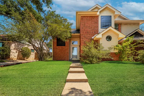 2702 STRATFORD CT