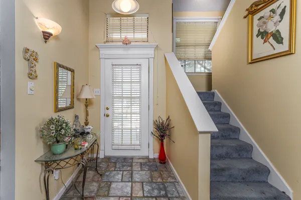 2702 STRATFORD CT