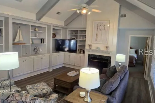 28 ABERDEEN CT