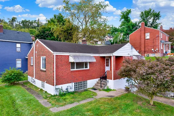 209 E FAIRMONT AVE