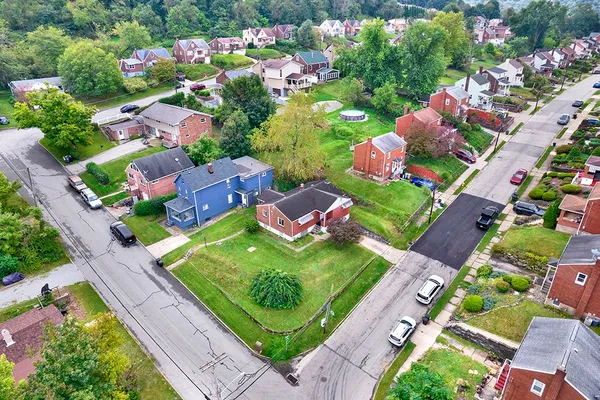 209 E FAIRMONT AVE