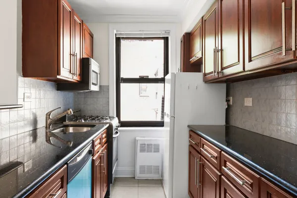295 BENNETT AVE 8G