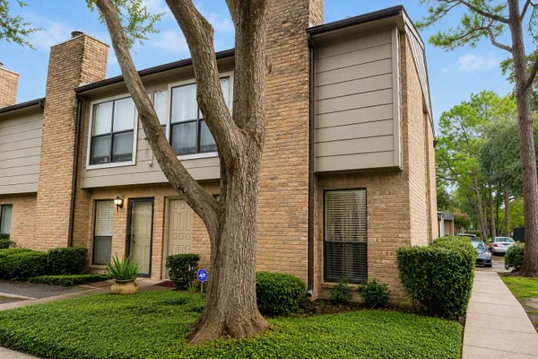 2110 WILCREST DR 101