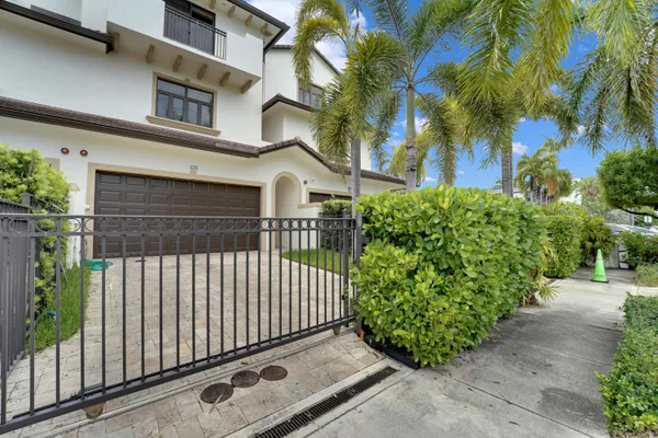 105 ISLE OF VENICE DR 105