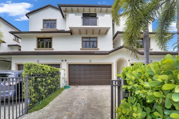 105 ISLE OF VENICE DR 105