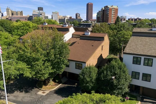 10 HARBOUR POINTE CMN