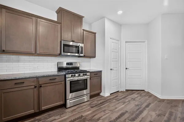 928 SLATE LN