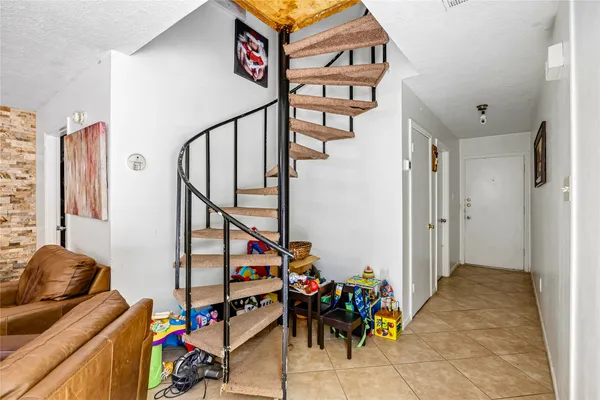 2091 COUNTRY VILLAGE BLVD A